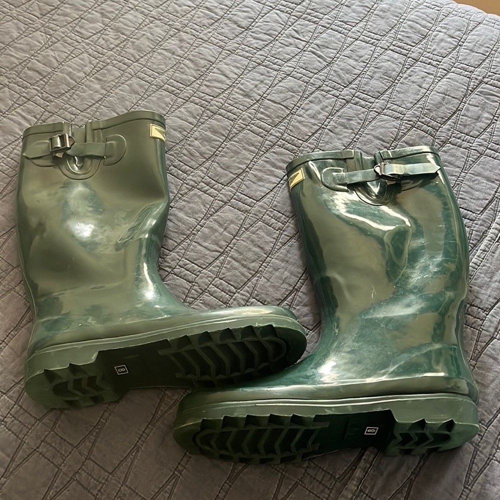 Women’s size 8 rain boots